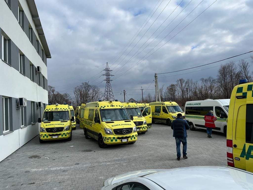 Львівські медики відправили на передову понад 40 карет швидкої допомоги