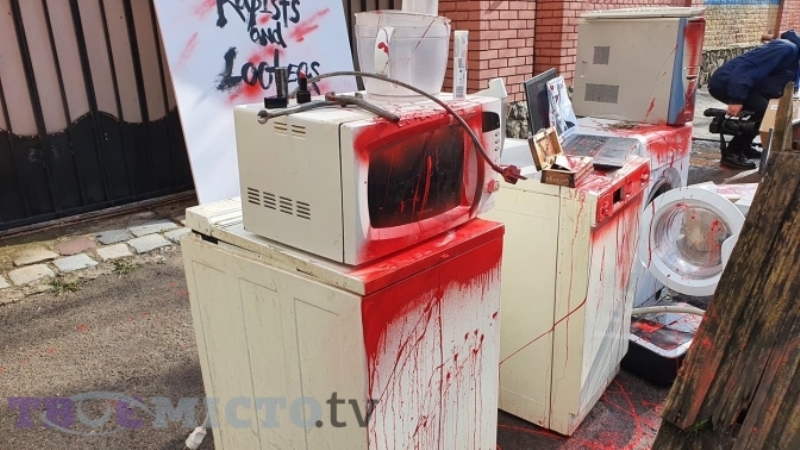 Біля російського консульства у Львові облаштували пам'ятник мародерству у крові