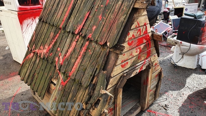 Біля російського консульства у Львові облаштували пам'ятник мародерству у крові