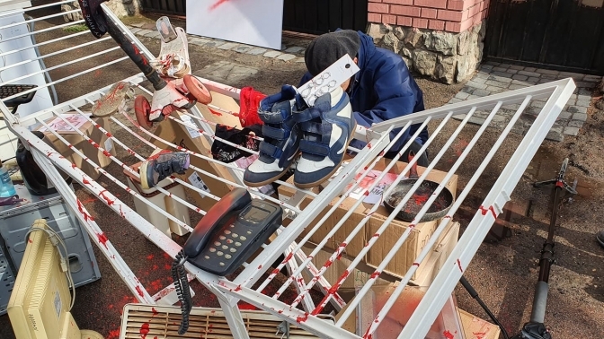 Біля російського консульства у Львові облаштували пам'ятник мародерству у крові