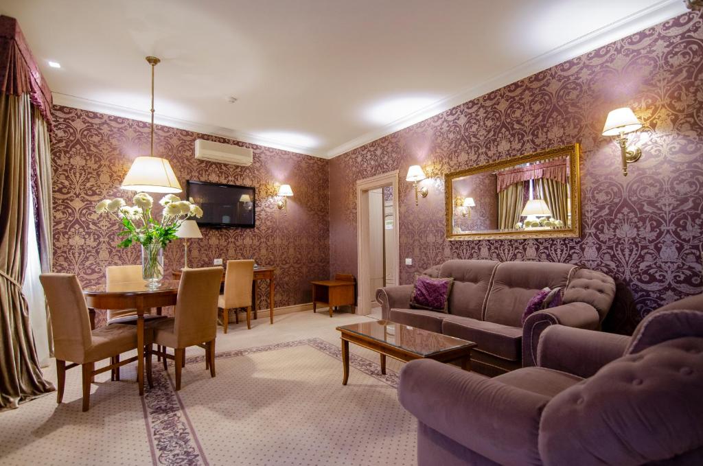 Королівський Люкс &mdash; Готель Швейцарський