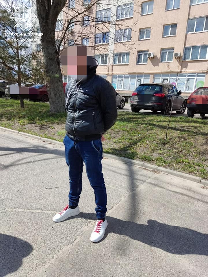 У 32-річного львів'янина в автомобілі виявили наркотики