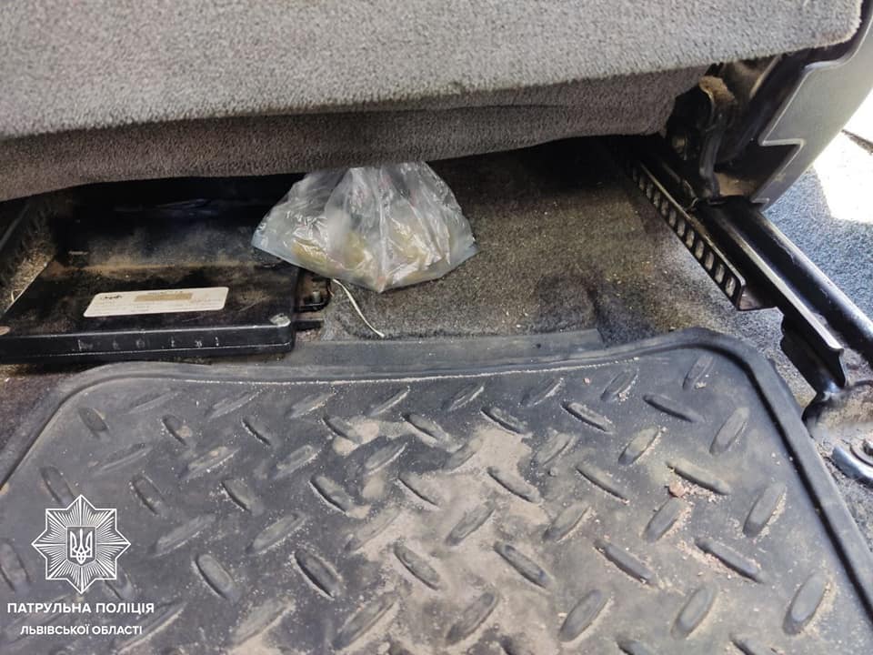 У 32-річного львів'янина в автомобілі виявили наркотики