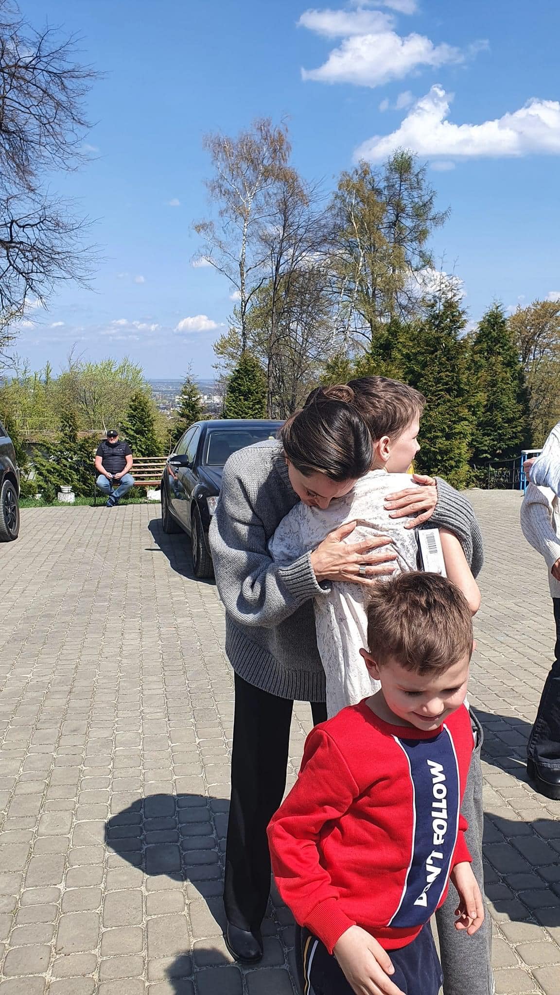 Анджеліна Джолі відвідала дітей-переселенців у Бориславі