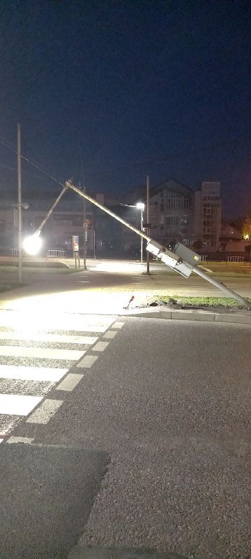 У Львові на Сихові автомобіль зніс світлофор