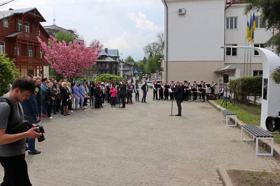 З Wi-Fi, камерою та сонячними панелями: у Трускавці на Львівщині відкрили Дерево Миру