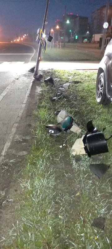 У Львові на Сихові автомобіль зніс світлофор