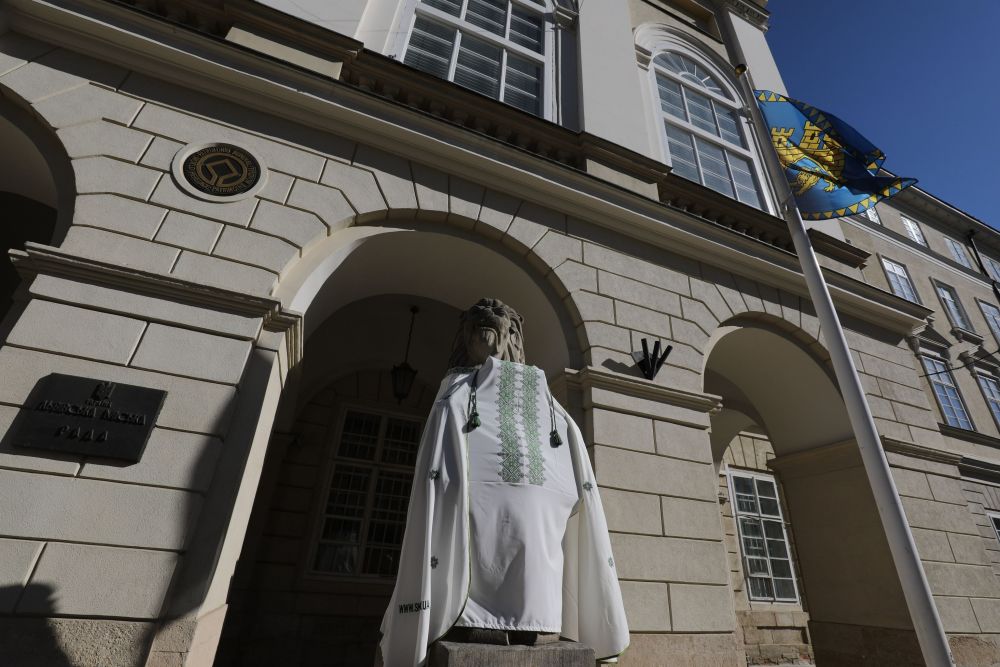 Фігури левів у Львові традиційно одягнули у вишиванки