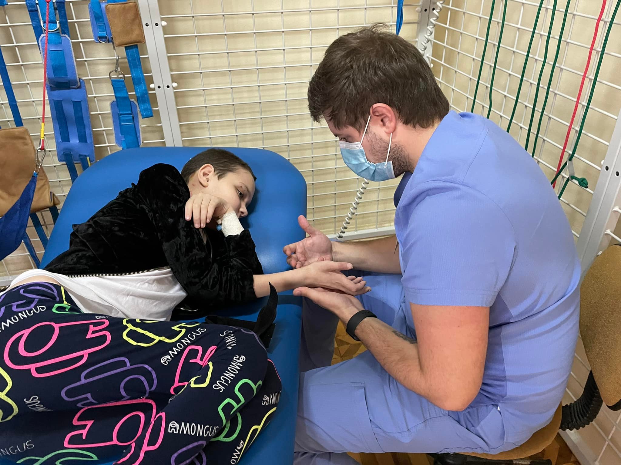 Львівські медики лікують 10-річну дівчинку з Вугледара, яка постраждала від обстрілу укриття росіянами