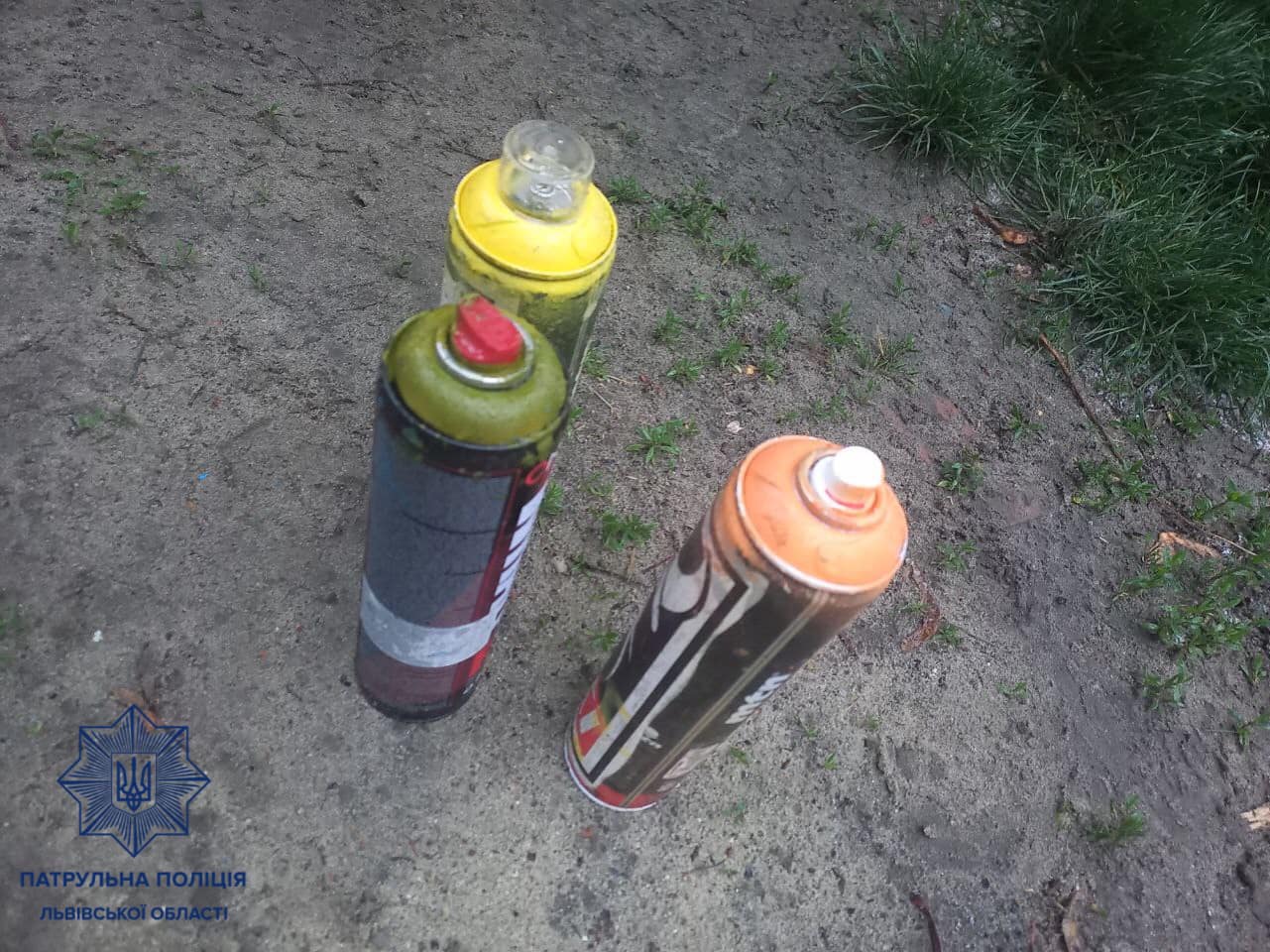 Львівські патрульні затримали двох вандалів з фарбою
