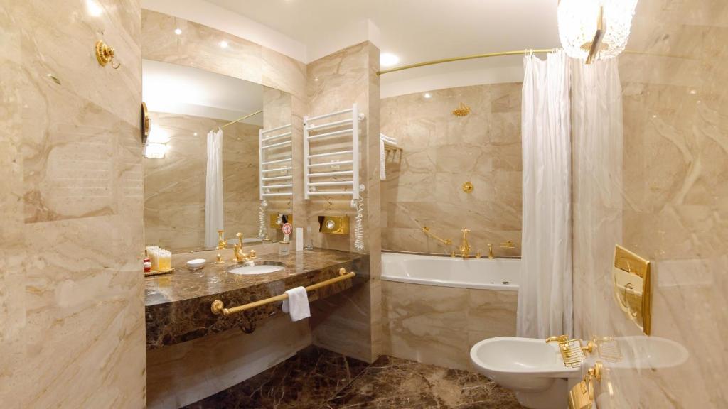 Королівський Люкс &mdash; Готель Швейцарський