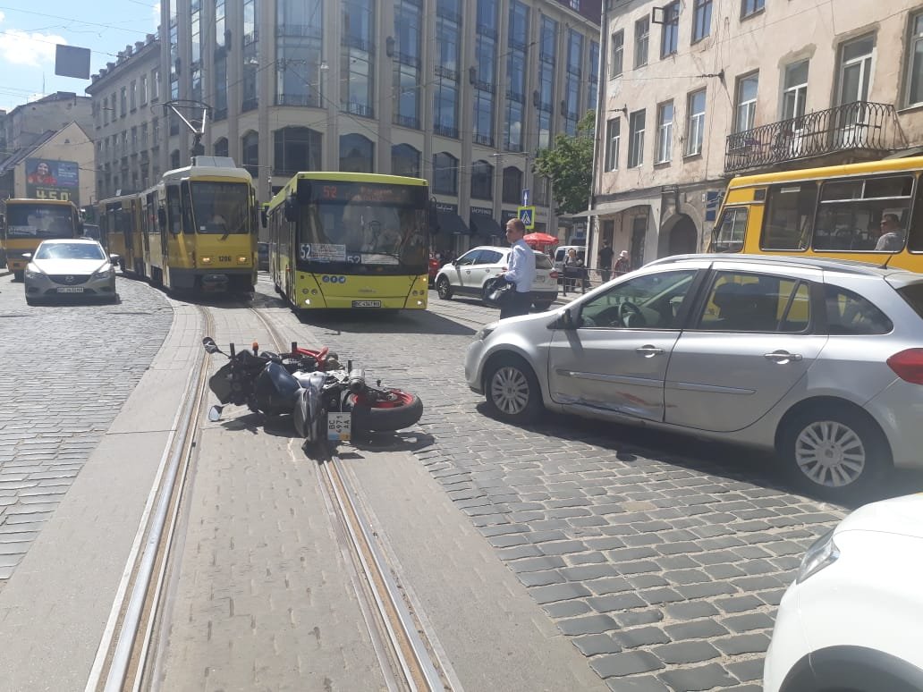Внаслідок ДТП на Городоцькій госпіталізували водія мотоцикла