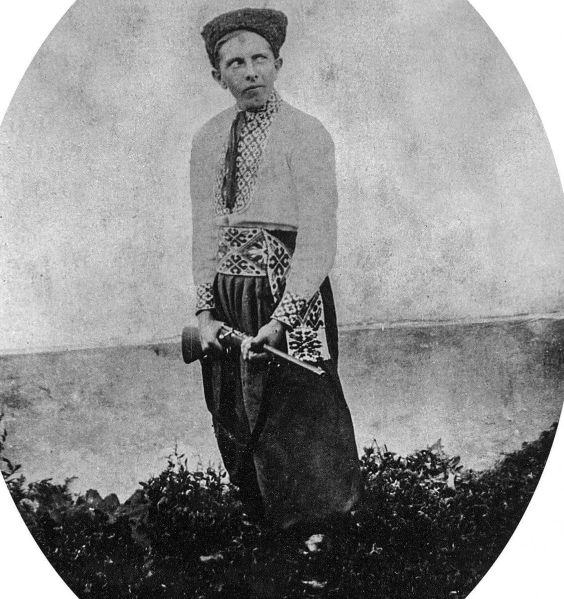 Львів'янка відтворила вишиту сорочку Степана Бандери