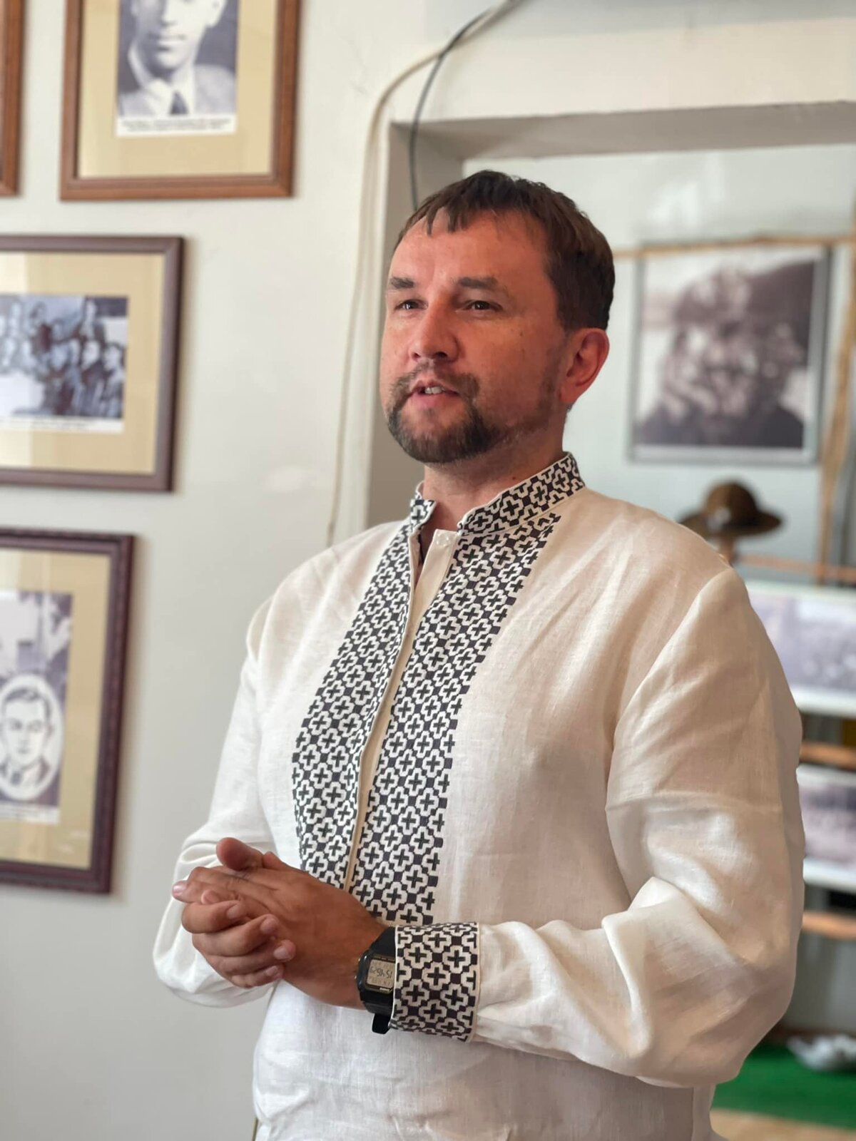 Львів'янка відтворила вишиту сорочку Степана Бандери