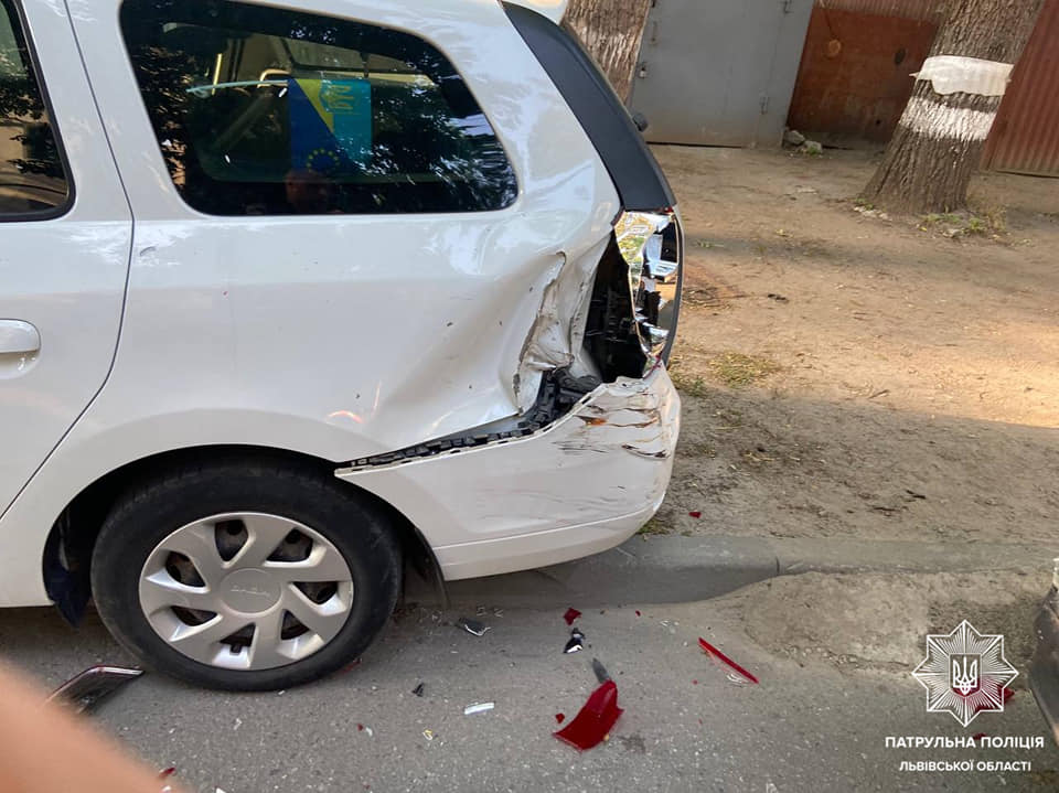 Львівські патрульні затримали двох водіїв, які спричинили ДТП