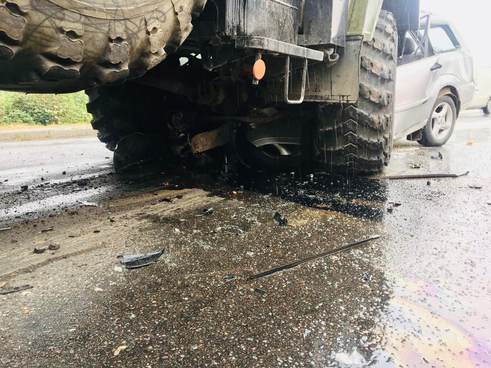 На Яворівщині загинув водій автомобіля, який влетів під вантажівку