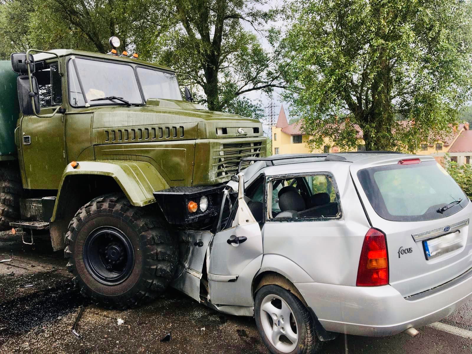 На Яворівщині загинув водій автомобіля, який влетів під вантажівку