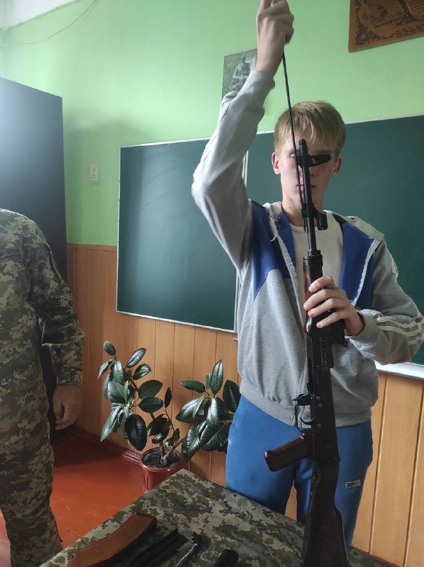 Старшокласників та вчителів Львова навчать поводитися зі зброєю та самозахисту