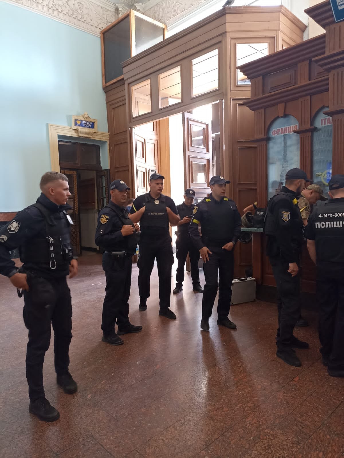 Через повідомлення про замінування із львівського вокзалу евакуювали 200 людей