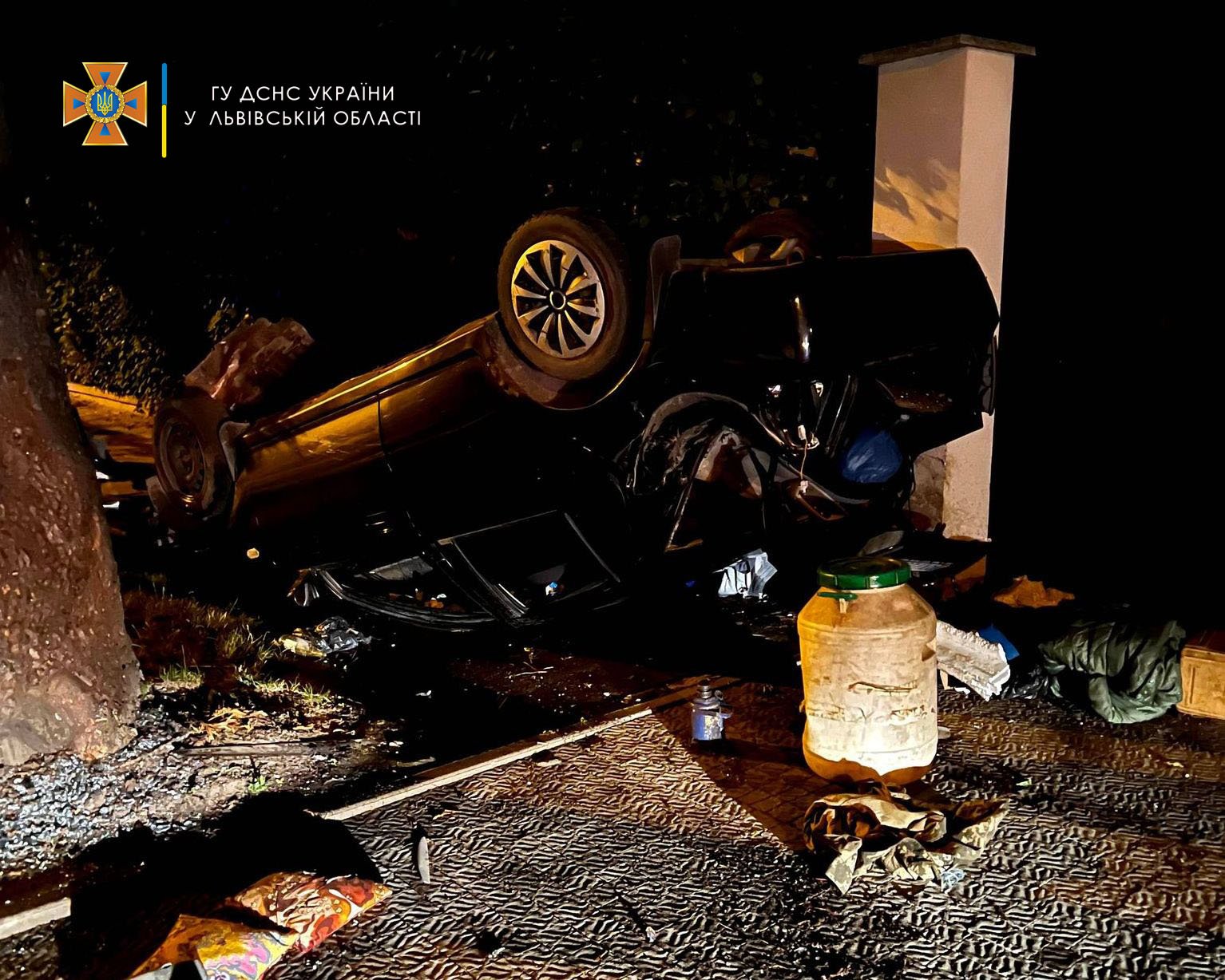 22-річний львів'янин за кером автомобіля виїхав на тротуар і перекинувся