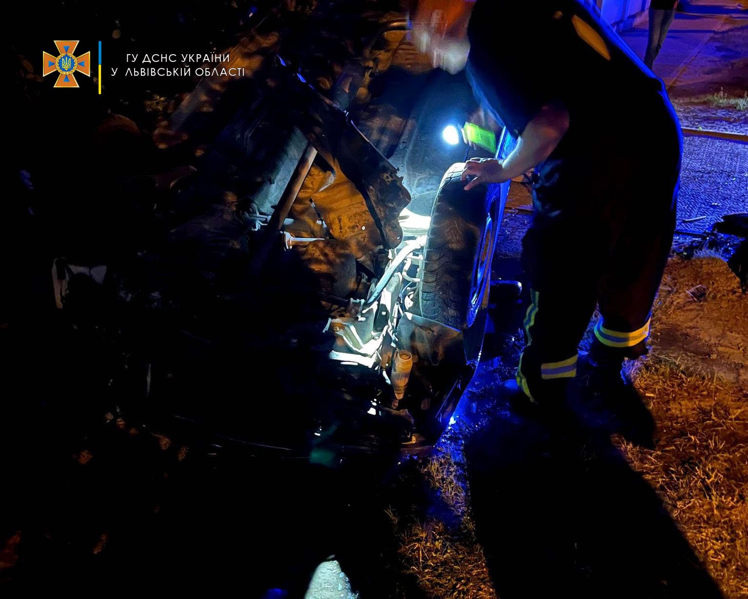 22-річний львів'янин за кером автомобіля виїхав на тротуар і перекинувся