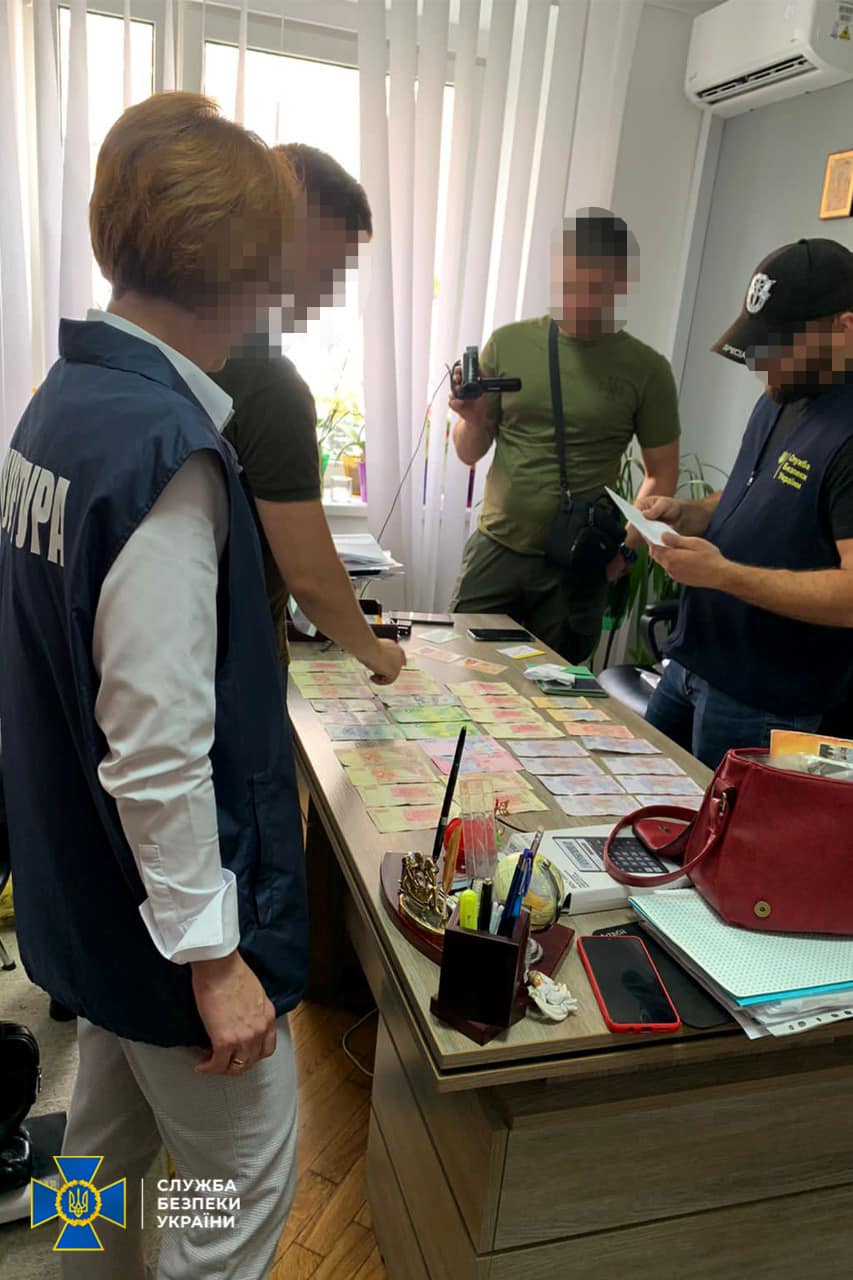 Львівська чиновниця заробила 8 мільйонів на переправленні ухилянтів за кордон