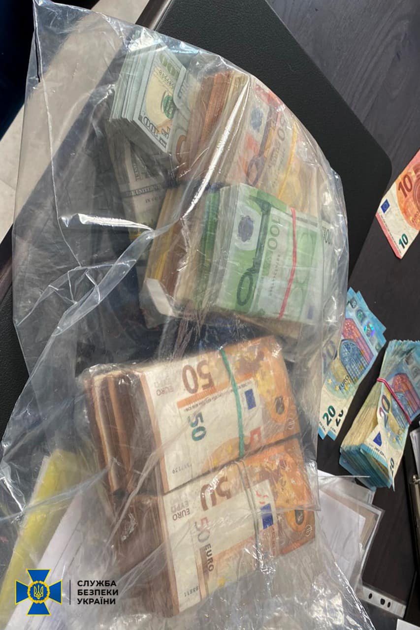 Львівська чиновниця заробила 8 мільйонів на переправленні ухилянтів за кордон