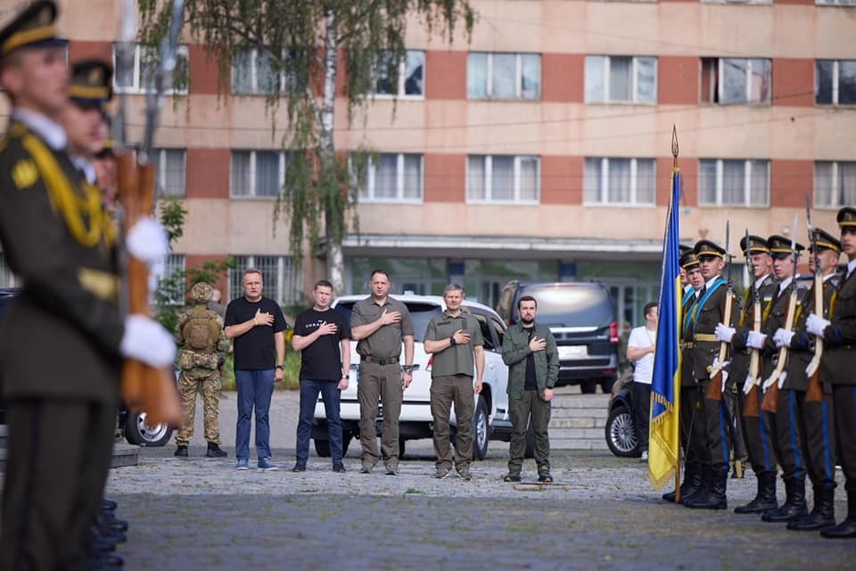 Володимир Зеленський на Личаківському кладовищі вшанував пам'ять загиблих у війні
