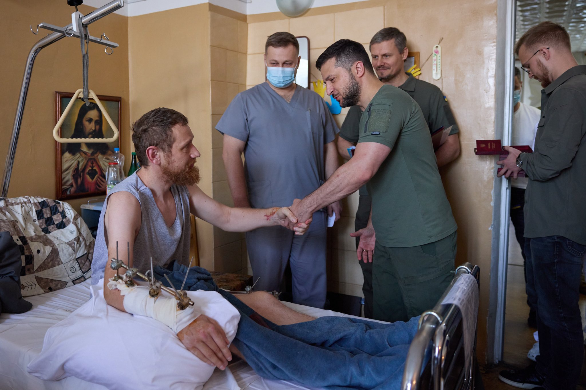 Володимир Зеленський відвідав поранених військових у львівській лікарні