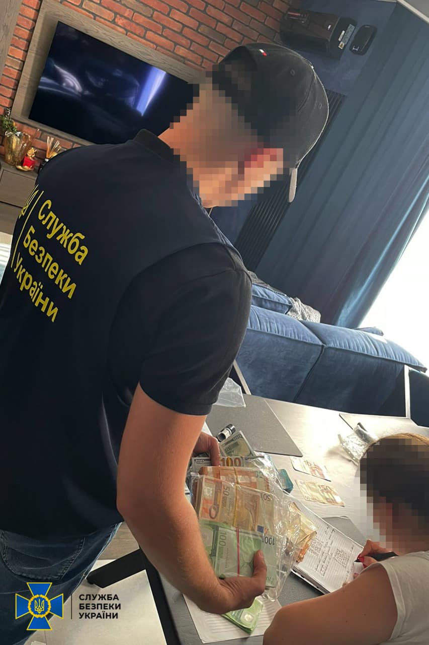 Львівська чиновниця заробила 8 мільйонів на переправленні ухилянтів за кордон