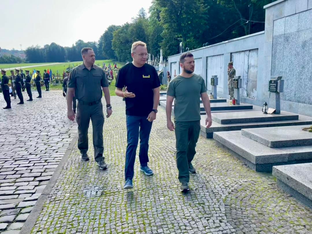 Володимир Зеленський на Личаківському кладовищі вшанував пам'ять загиблих у війні