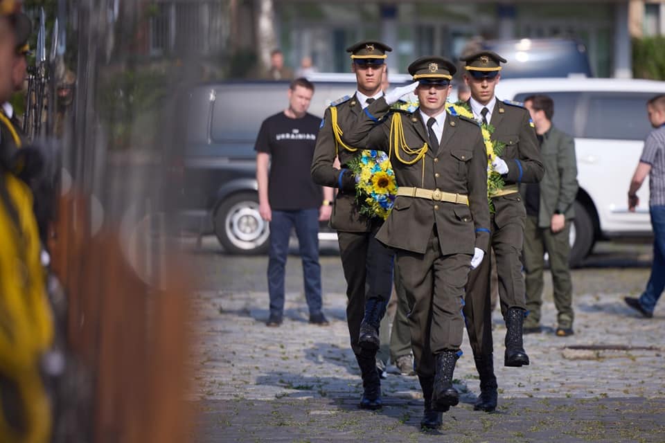 Володимир Зеленський на Личаківському кладовищі вшанував пам'ять загиблих у війні