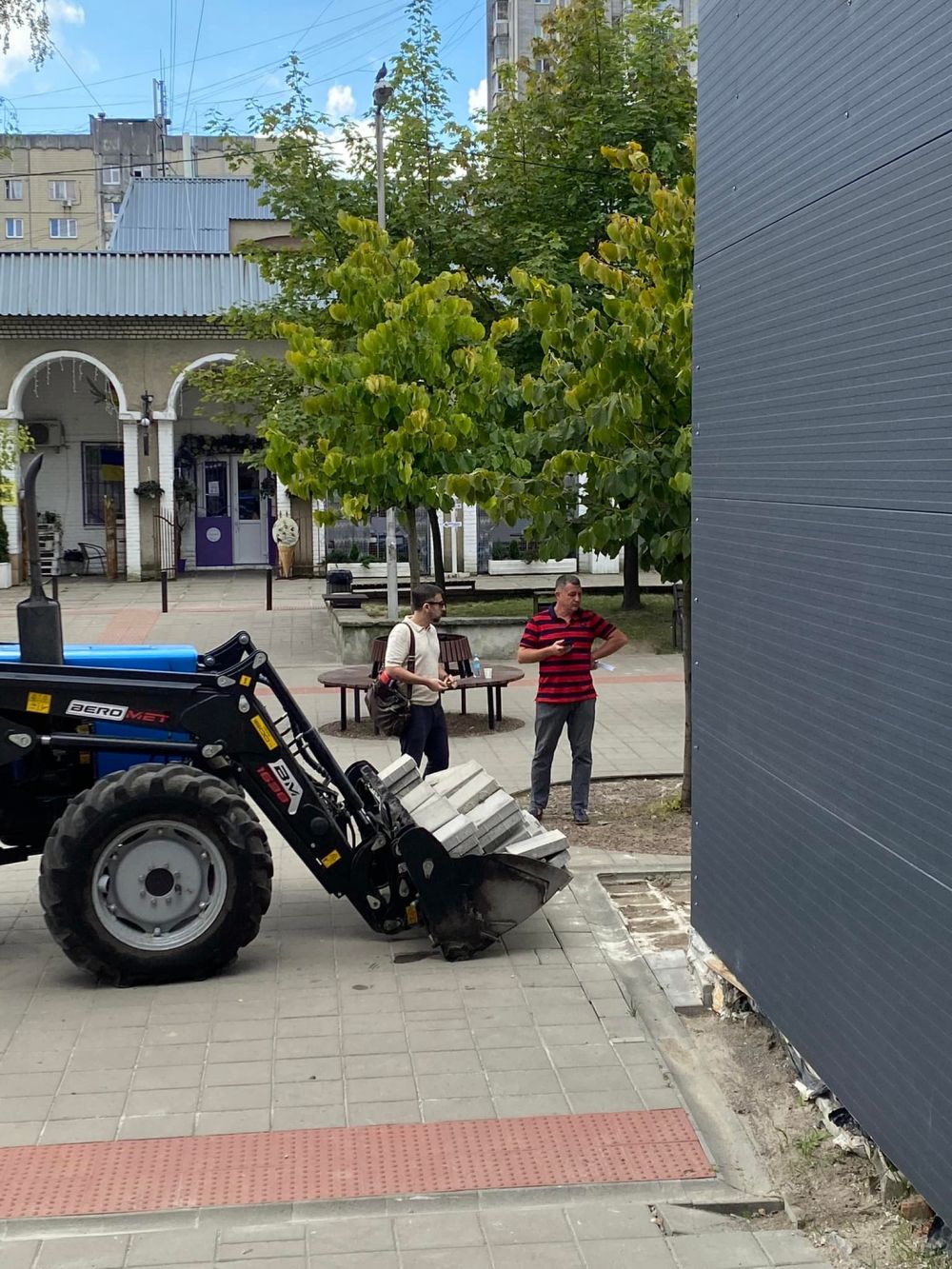 У сквері Гідності на Сихові зносять скандальний двоповерховий магазин