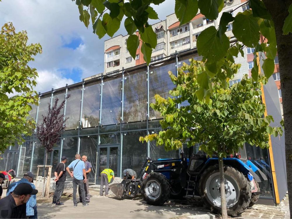 У сквері Гідності на Сихові зносять скандальний двоповерховий магазин