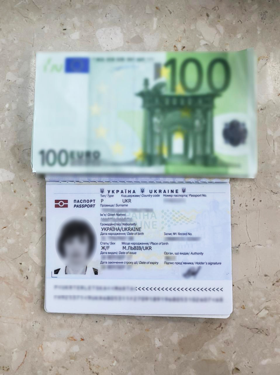 На Львівщині матір намагалась вивезти свого 23-річного зисна за кордон за 700 євро хабара