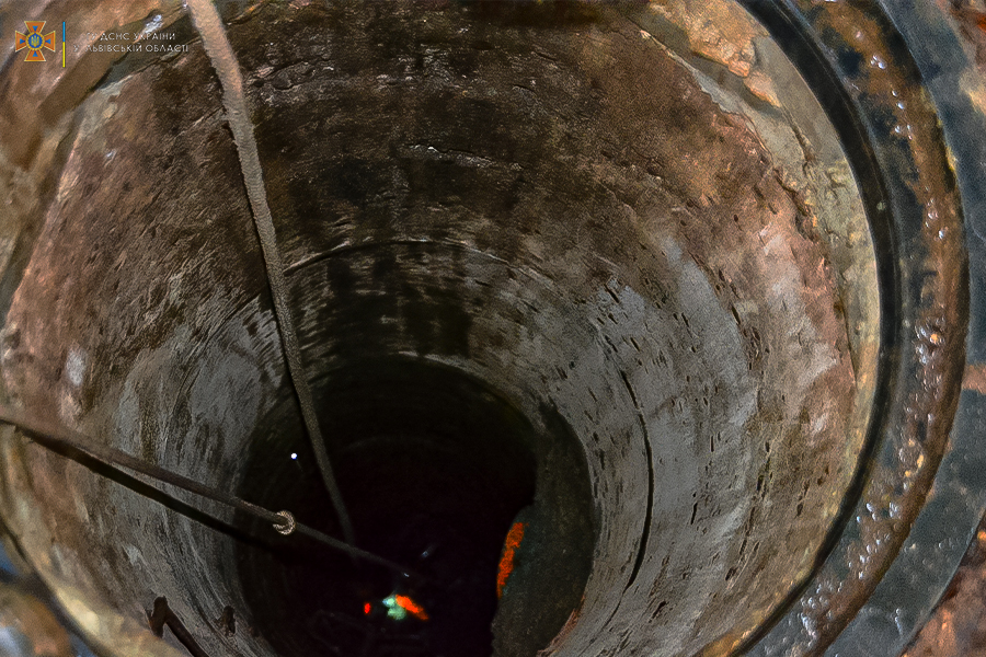 У Львові чоловік впав у каналізаційний колектор