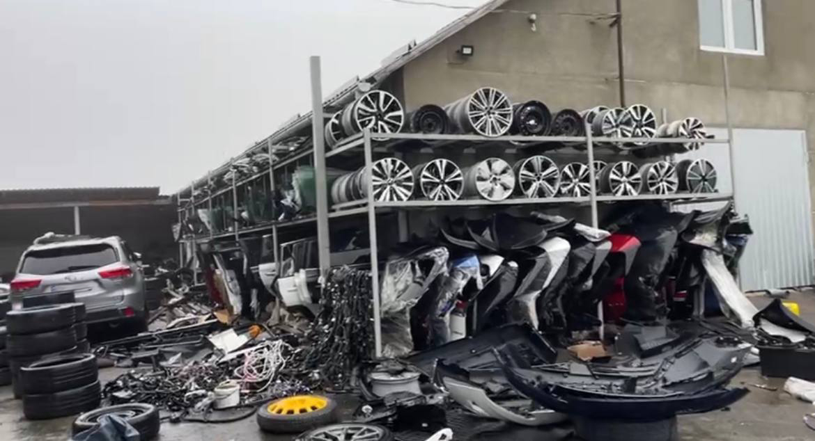 На стоянці у львів'янина викрали позашляховик