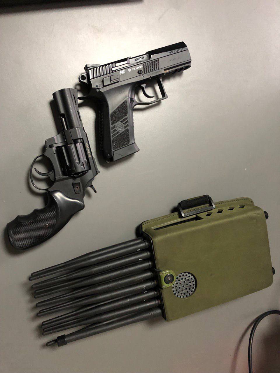 На стоянці у львів'янина викрали позашляховик