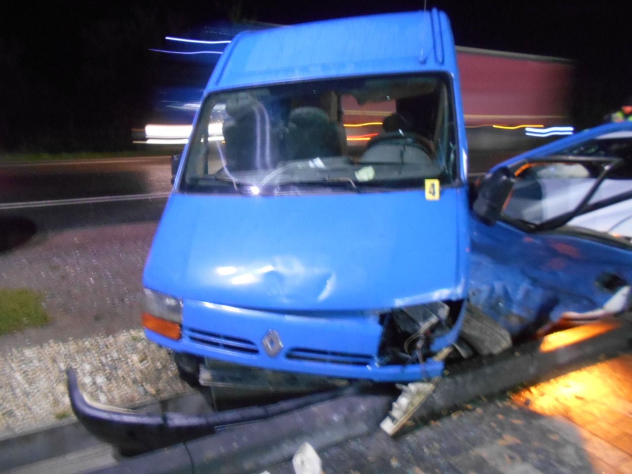 У Львівському районі сталася ДТП за участі буса Renault і позашляховика Jaguar