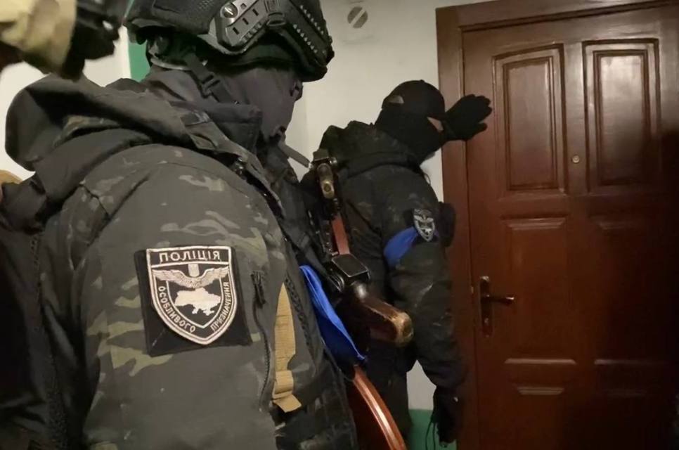 На стоянці у львів'янина викрали позашляховик