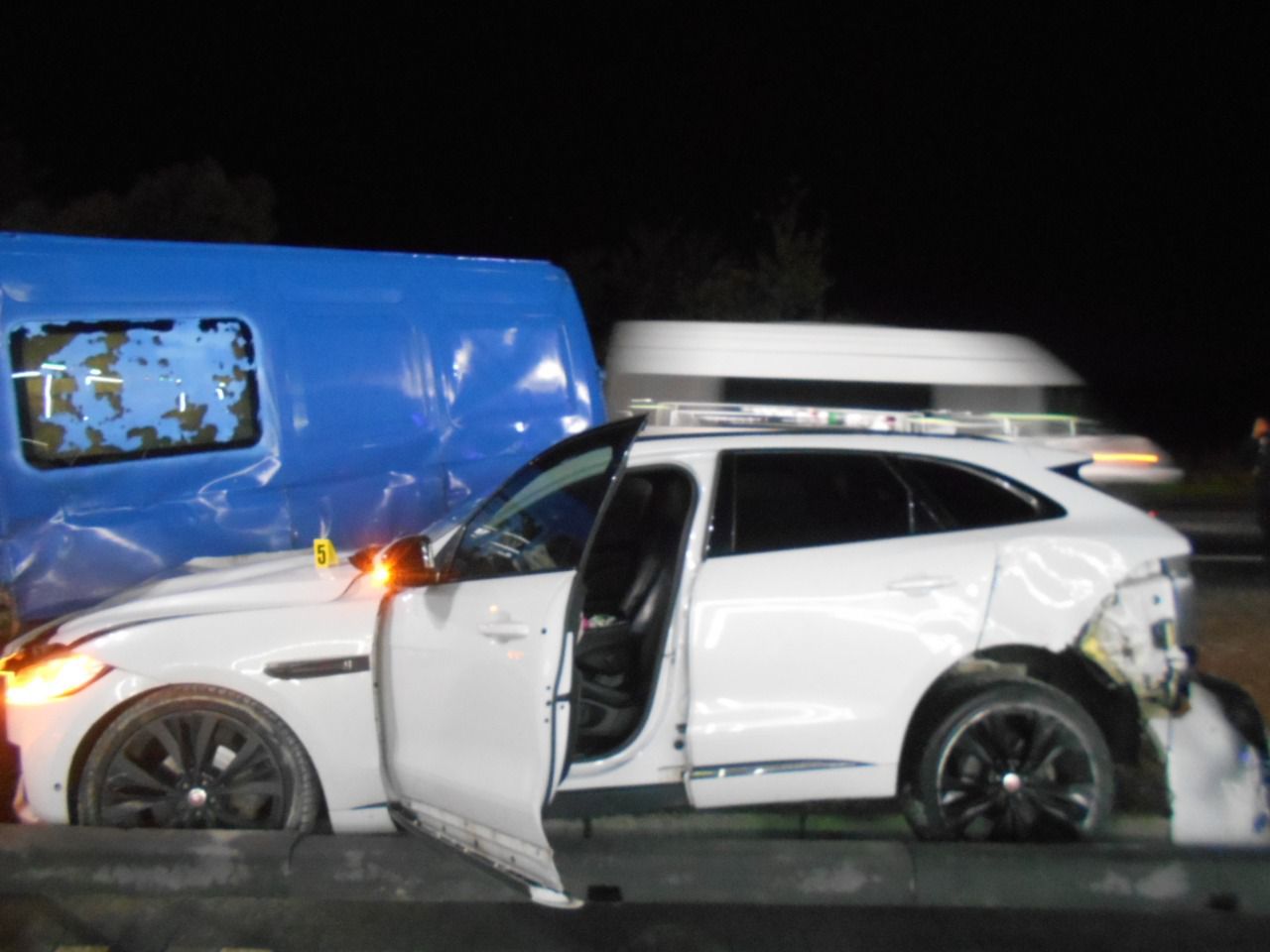 У Львівському районі сталася ДТП за участі буса Renault і позашляховика Jaguar