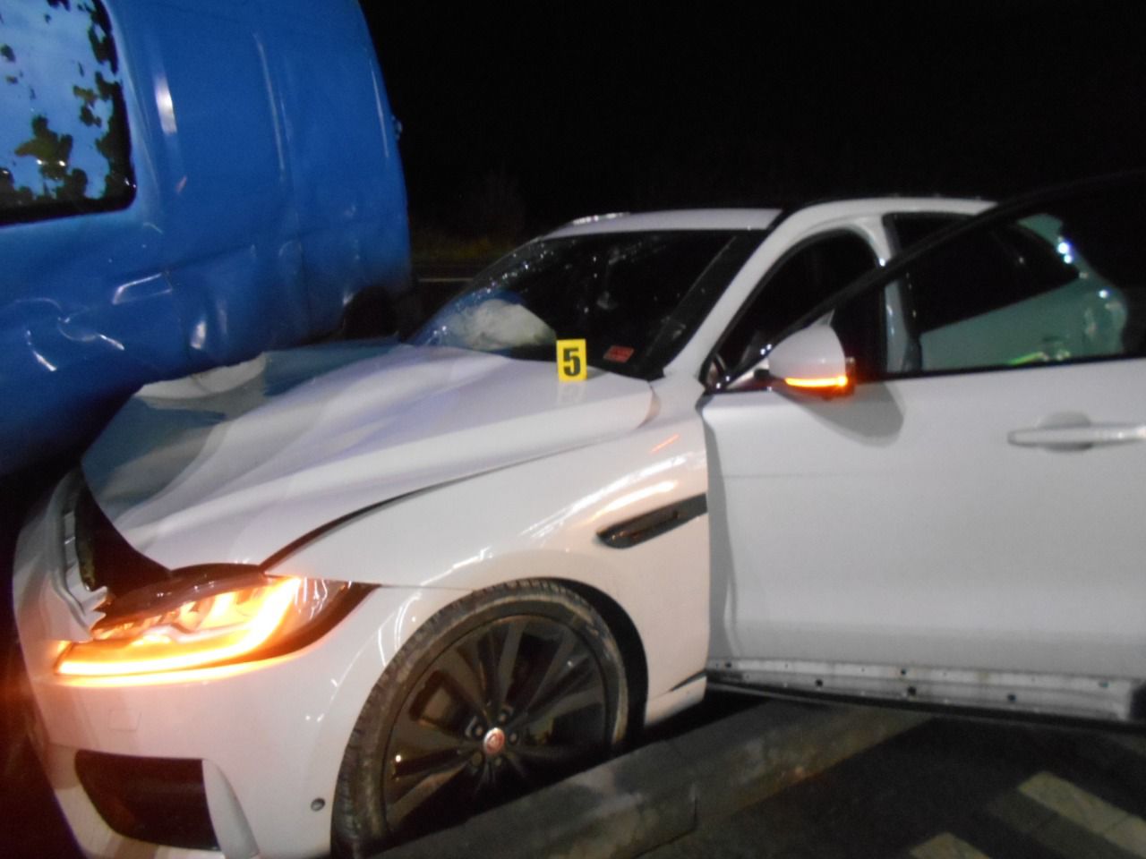 У Львівському районі сталася ДТП за участі буса Renault і позашляховика Jaguar