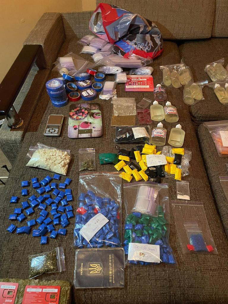 У 18-річної переселенки вилучили партію наркотиків на 1,5 мільйона гривень