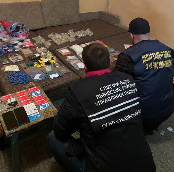 У 18-річної переселенки вилучили партію наркотиків на 1,5 мільйона гривень