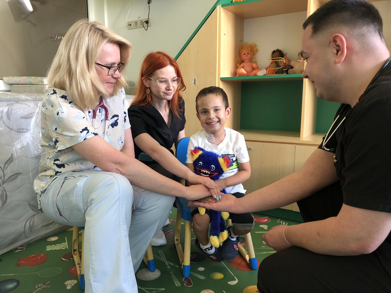 Львівські лікарі вперше пересадили нирку 4-річному хлопчику від тата