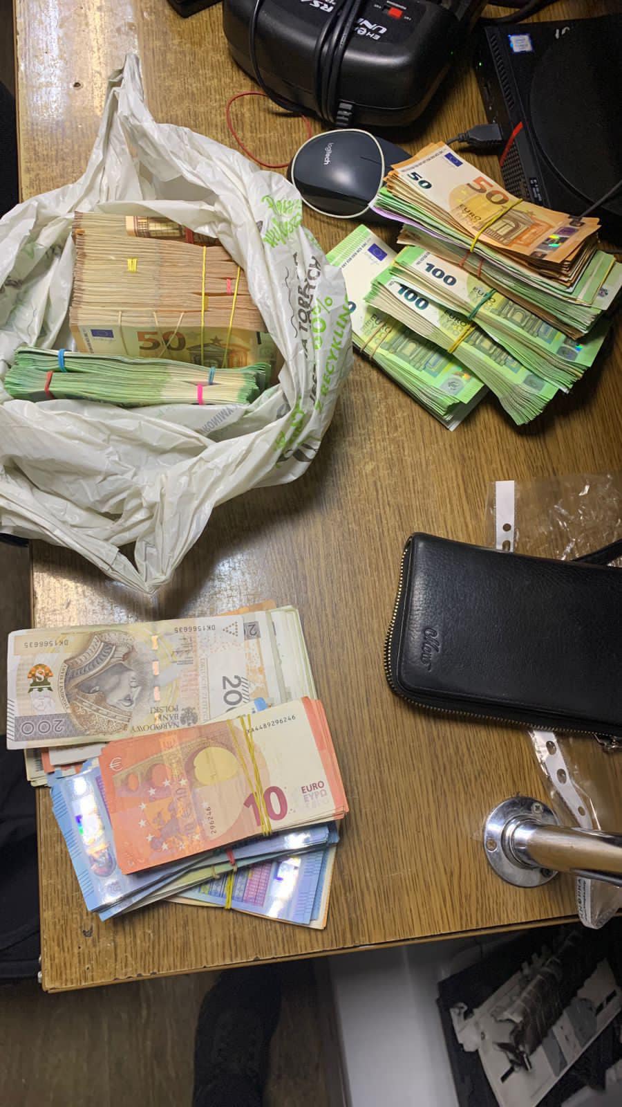 Двоє чоловіків намагались незаконно вивезти через "Шегині" понад 3 мільйони гривень