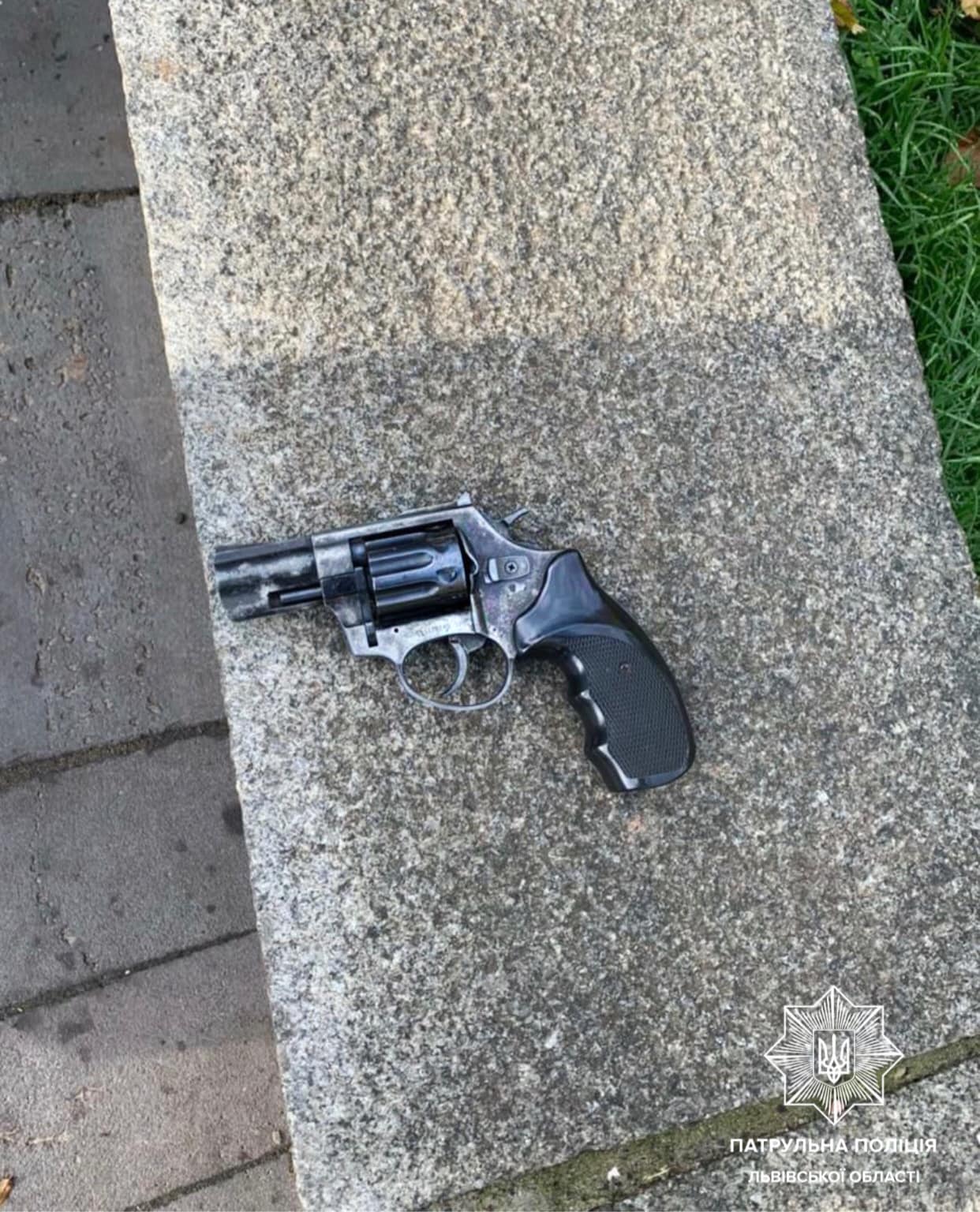 У центрі Львова чоловік погрожував перехожому пістолетом