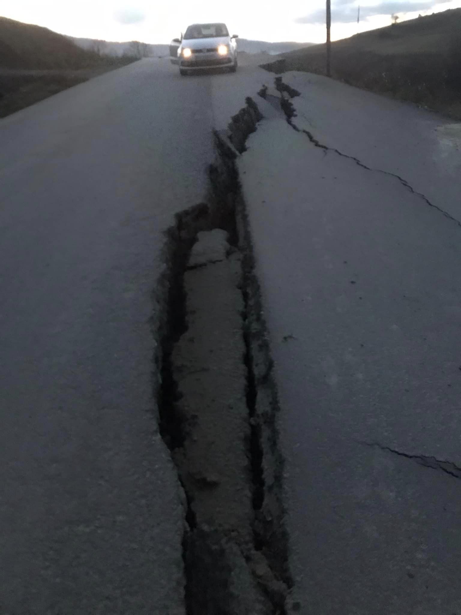 На відремонтованій дорозі на Львівщині утворилося провалля