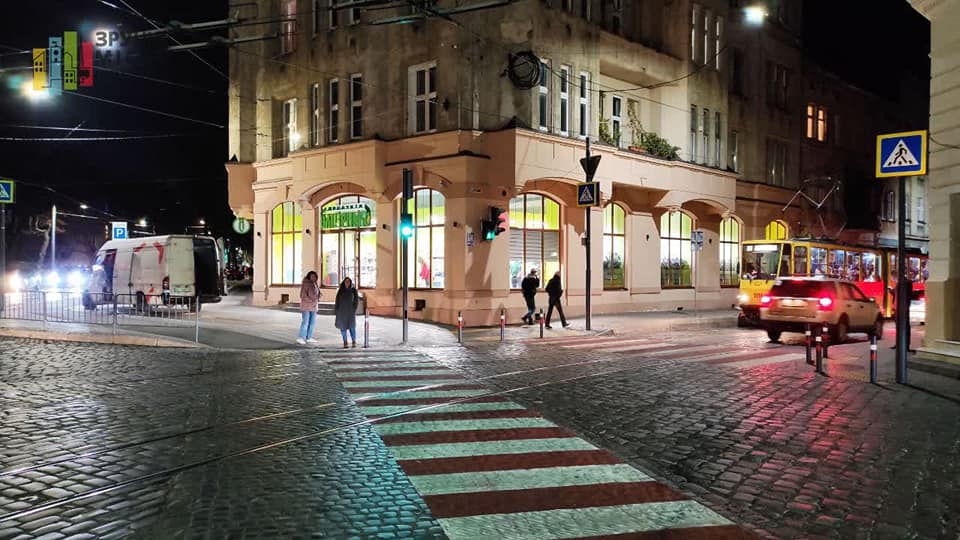 На вулиці Бандери облаштували діагональний пішохідний перехід