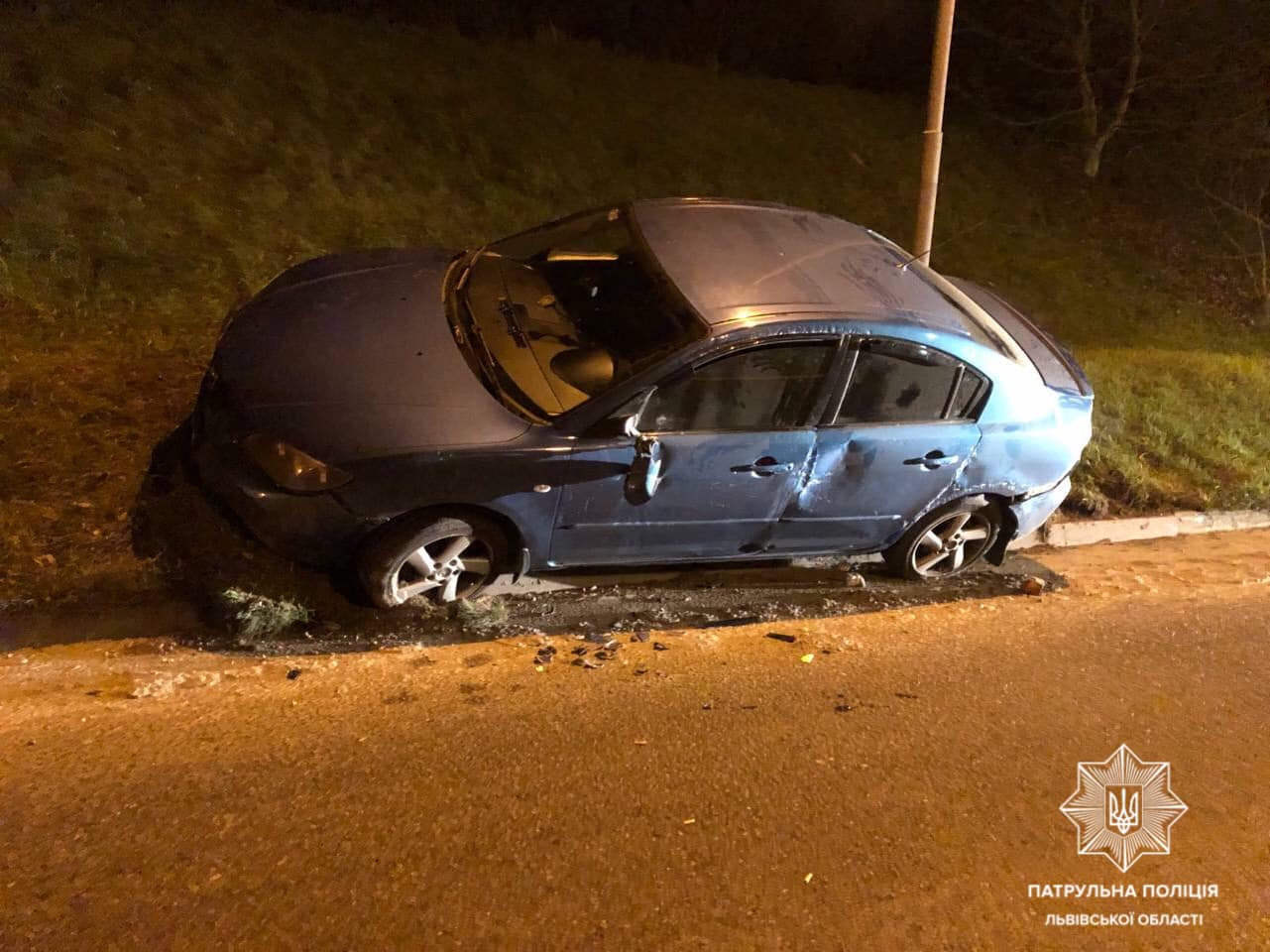 У Львові п&rsquo;яний водій зніс дорожній знак і перекинув автомобіль